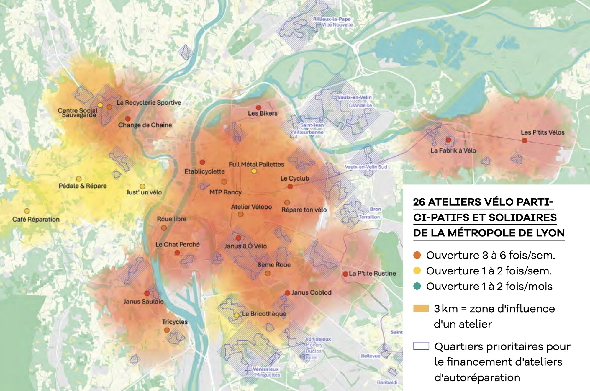 Carte des 26 ateliers vélo participatifs et solidaires de la métropole de Lyon, avec leur fréquence d'ouverture (3 à 6 fois/sem., 1 à 2 fois/sem., 1 à 2 fois/mois), les zones d'influence de 3 km autour de chacun et les quartiers prioritaires pour le financement d'ateliers d'autoréparation.