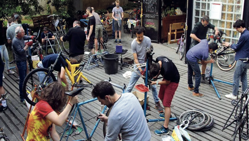 Séance d'autoréparation dans un atelier vélo