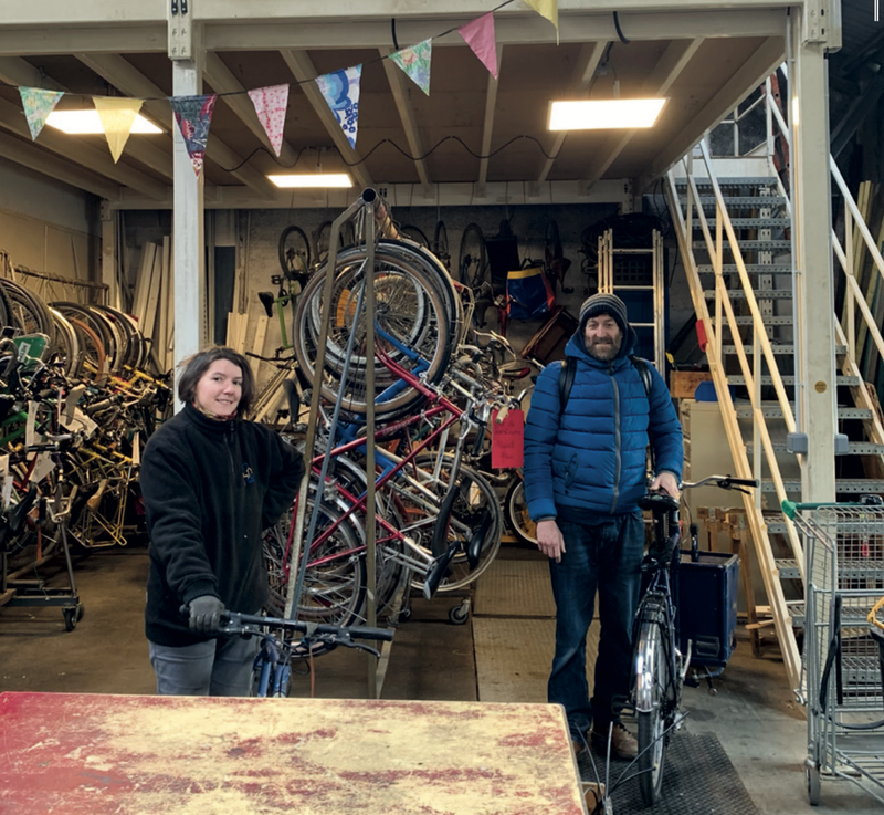 Vélos de seconde main rangés dans un atelier