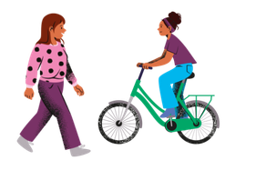 Deux femmes se déplaçant en ville, l’une à pied, l’autre à vélo.
